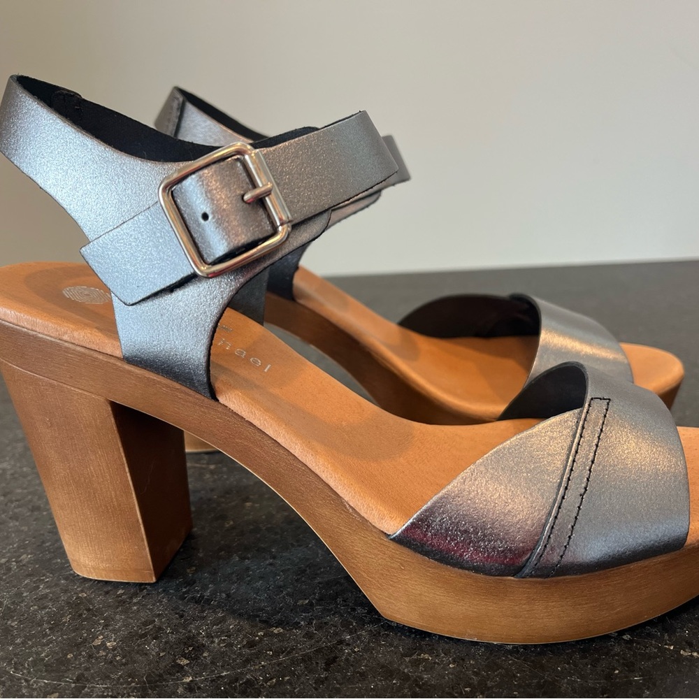 Silver Sandals with Adjustable Straps and Flat Sole